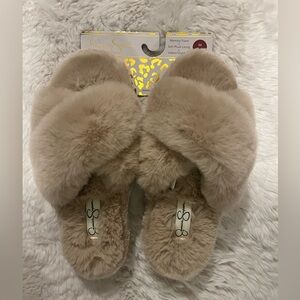 Jessica Simpson Tan Fluffy Slippers women’s size 7-8 Medium